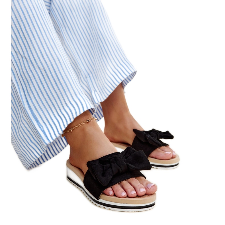 Les mules noires compensées basses de Mikhail le noir