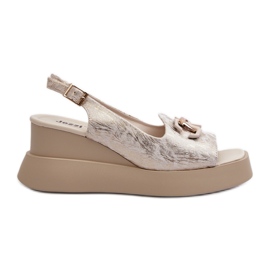 Sandales Pour Femmes Sur Une Plateforme Et Une Compensée Avec Une Décoration Dorée Janesca