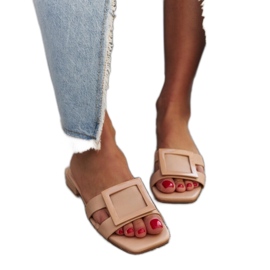 Tongs beiges avec empiècement en cuir par Wilia