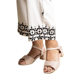 Sandales beiges à talons bas de Frederica