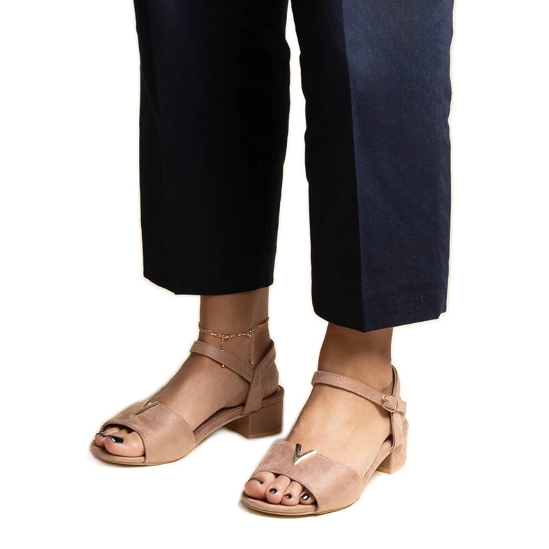 Sandales à talons bas beige foncé avec boucle Horner