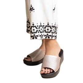 Chaussons compensés ajourés dorés en éco cuir Garvin