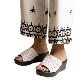 Chaussons compensés ajourés blancs en éco-cuir Garvin