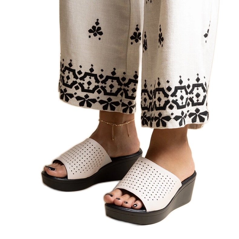 Chaussons compensés ajourés blancs en éco-cuir Garvin blanche