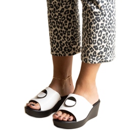 Mules compensées blanches à boucle Keirenh
