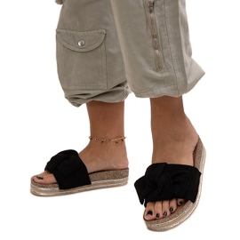 Tongs noires à semelle massive Peletra