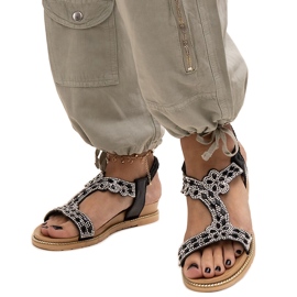 Les sandales noires brillantes de Shahida