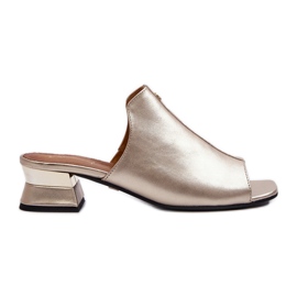 Tongs élégantes pour femmes en cuir naturel sur talons bas Maciejka 06360-25 Or doré
