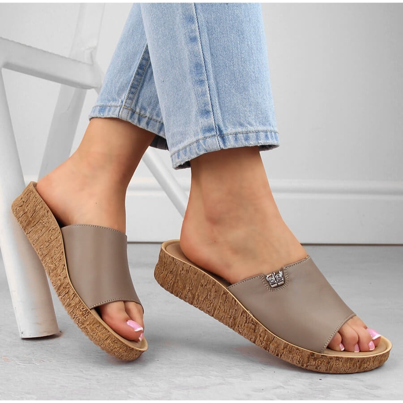 Chaussons cappuccino confortables en cuir pour femmes Helios 130.42 beige