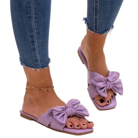 Tongs violettes avec nœud décoratif par Uwansa