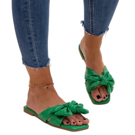 Tongs vertes avec nœud décoratif par Uwansa