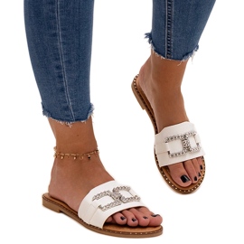 Tongs blanches avec boucle décorative par Rochaela