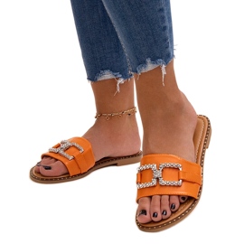 Tongs orange avec boucle décorative par Rochaela