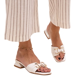 Tongs à talon bas avec boucle Luara décorative blanche
