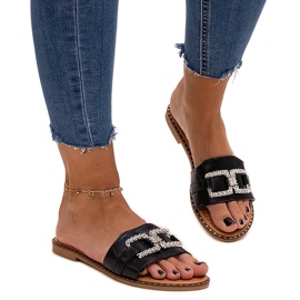 Tongs noires avec boucle décorative par Rochaela le noir