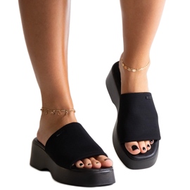 Tongs noires sur la plateforme Big Star NN274021