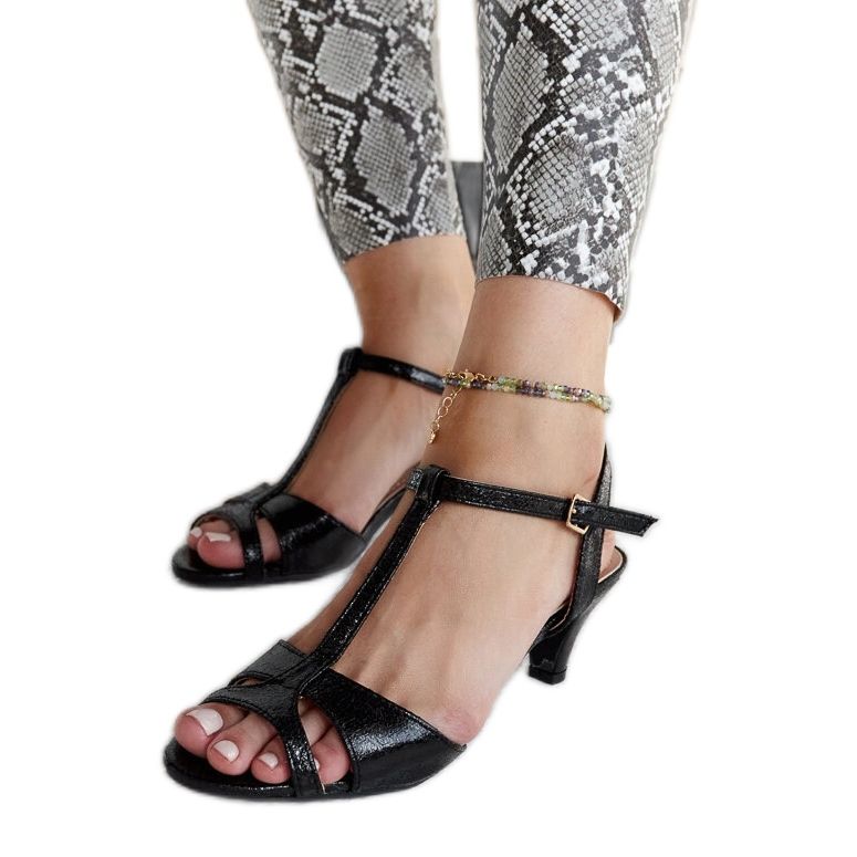 Sandales noires à talons hauts par Mislawa le noir