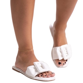 Chaussons blancs avec boucle Ganema blanche Chaussons blancs avec boucle Ganema blanche