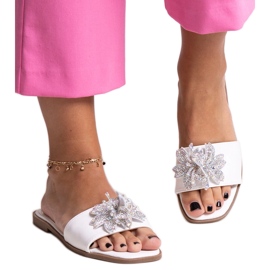 Tongs blanches avec une fleur en zircon Vendula