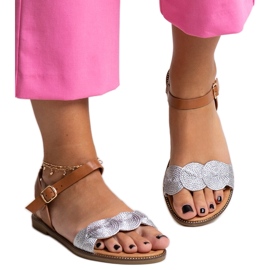 Sandales argentées et marron avec accessoires dorés Amja Sandales argentées et marron avec accessoires dorés Amja