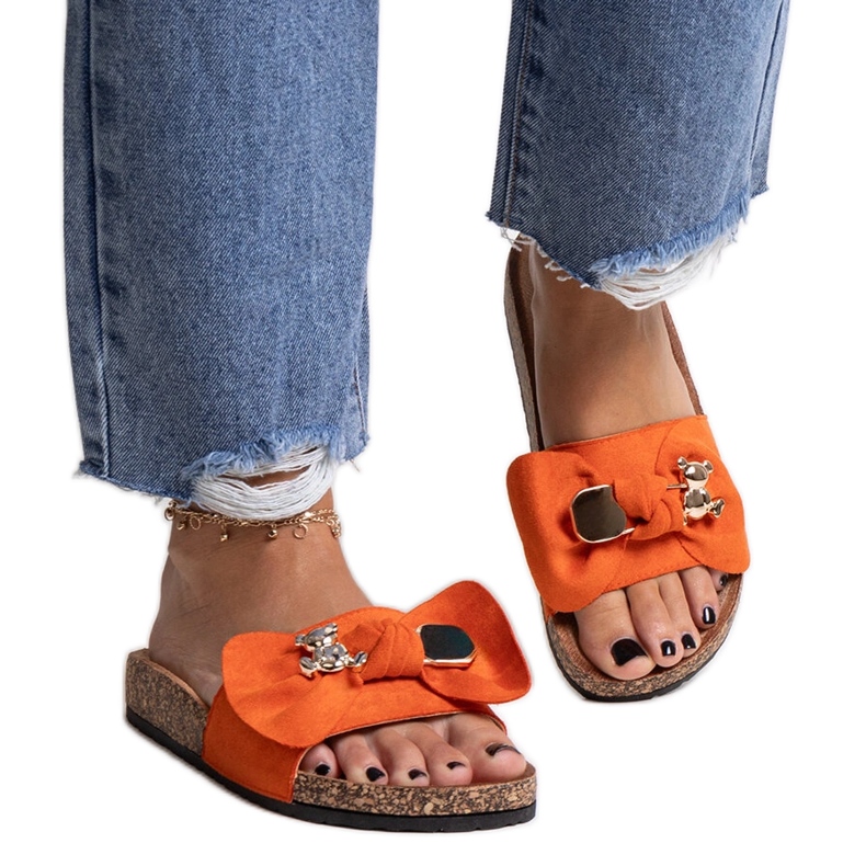 Tongs orange avec un nœud et un ours en peluche Segan