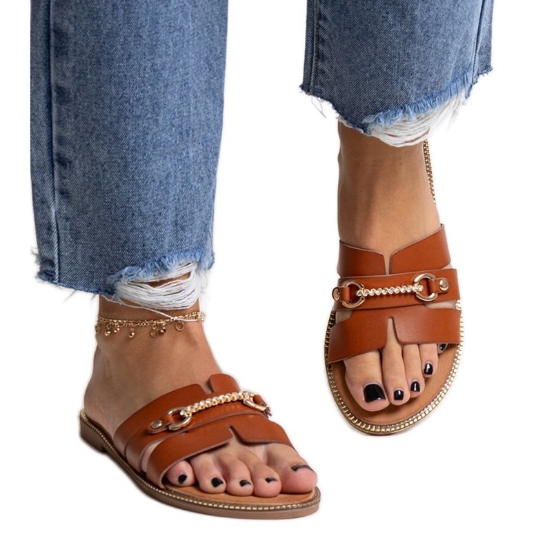 Tongs marron avec accessoires dorés de Drahomíra brun