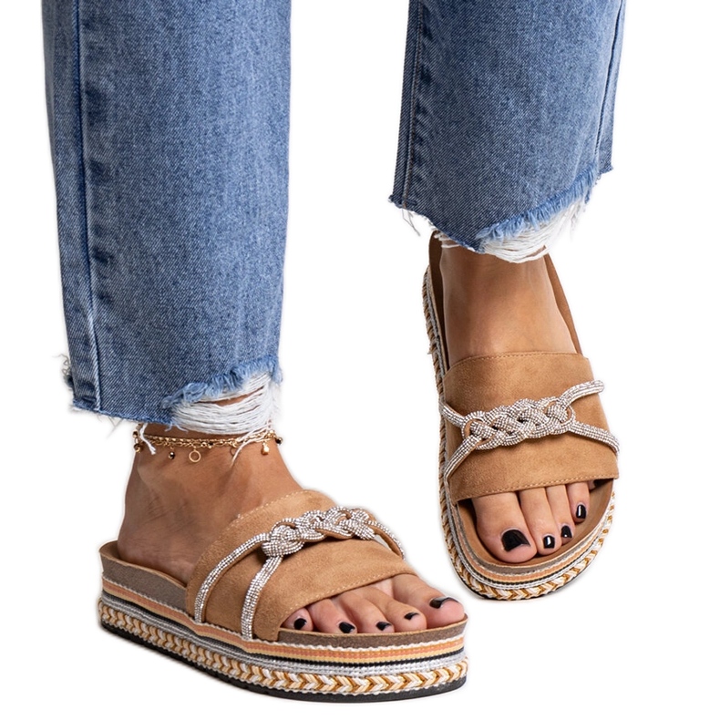 Tongs marron ornées de zircons Kamilian beige