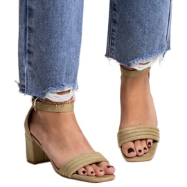 Les sandales vertes à talons bas de Johar Les sandales vertes à talons bas de Johar