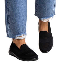 Les baskets noires de Rahim avec une semelle en mousse le noir