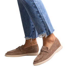 Mocassins marron foncé avec pendentif en métal de Fiorano beige Mocassins marron foncé avec pendentif en métal de Fiorano beige