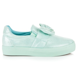 Slipons sur la plate-forme avec un arc vert