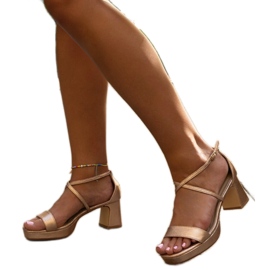 Sandales roses à talons hauts de Husne doré