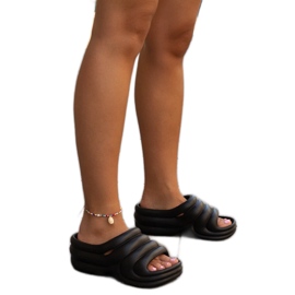 Les énormes tongs noires d'Amina le noir