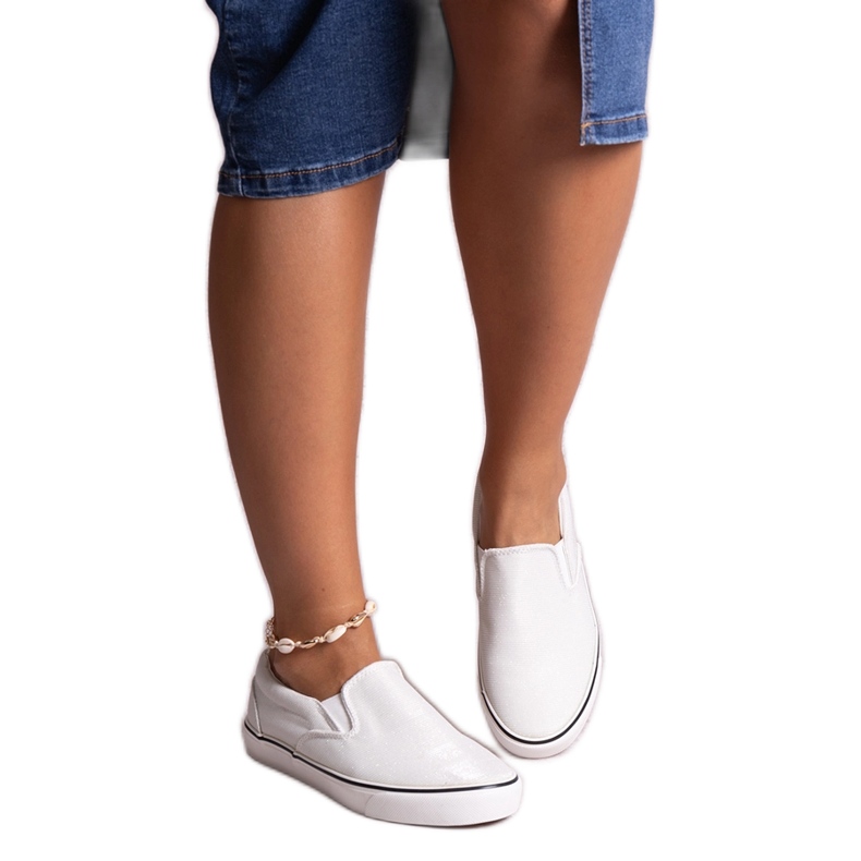 Les baskets blanches brillantes de Sheliana Les baskets blanches brillantes de Sheliana