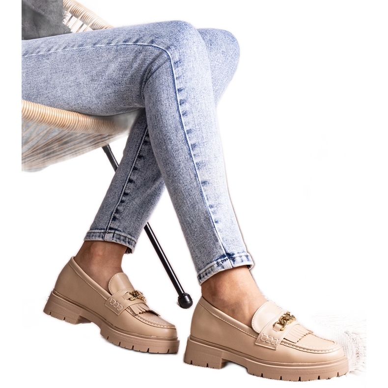 Chaussures beiges avec une boucle dorée d'Anielania
