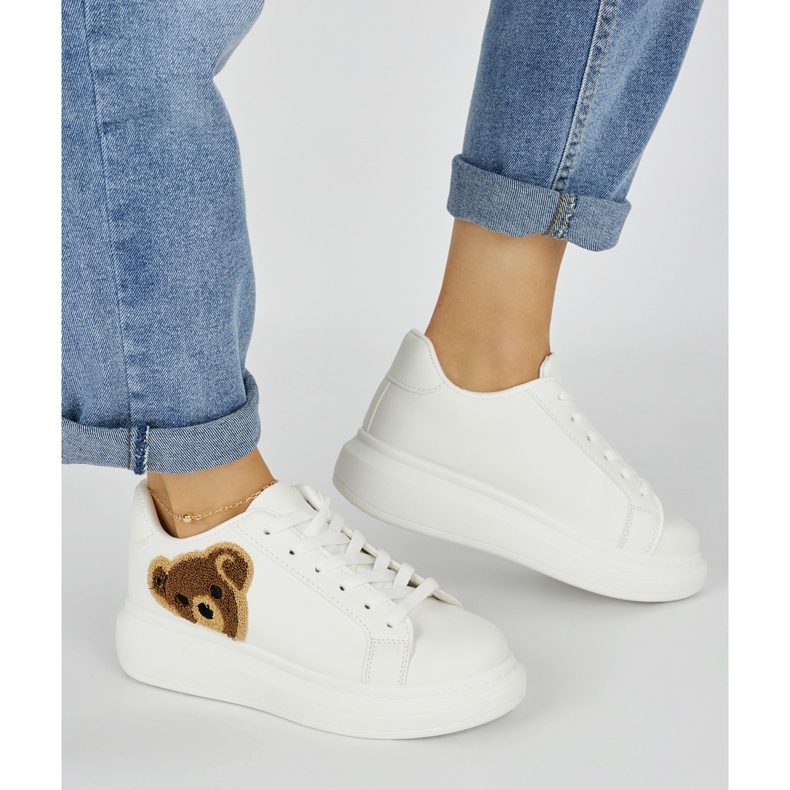 Chaussures de sport blanches pour femmes avec un ours en peluche