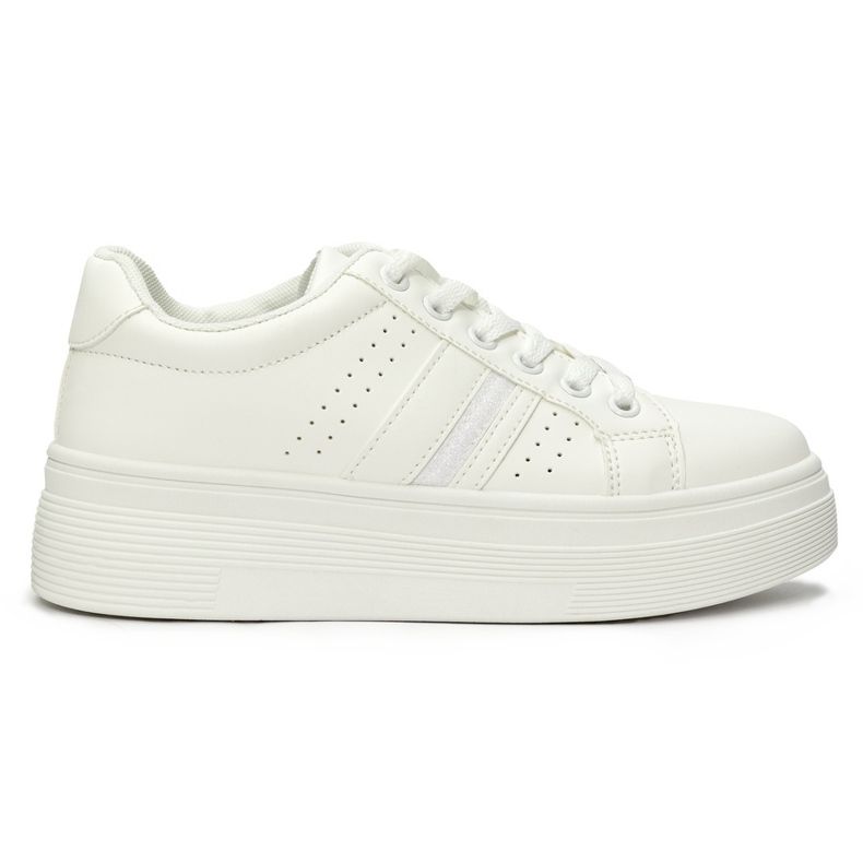 Baskets de sport blanches sur la plateforme Baskets de sport blanches sur la plateforme