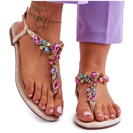 Sandales tongs en daim beige avec pierres Sandales tongs en daim beige avec pierres