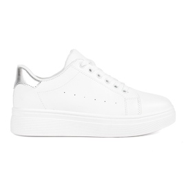 Baskets blanches sur la plateforme
