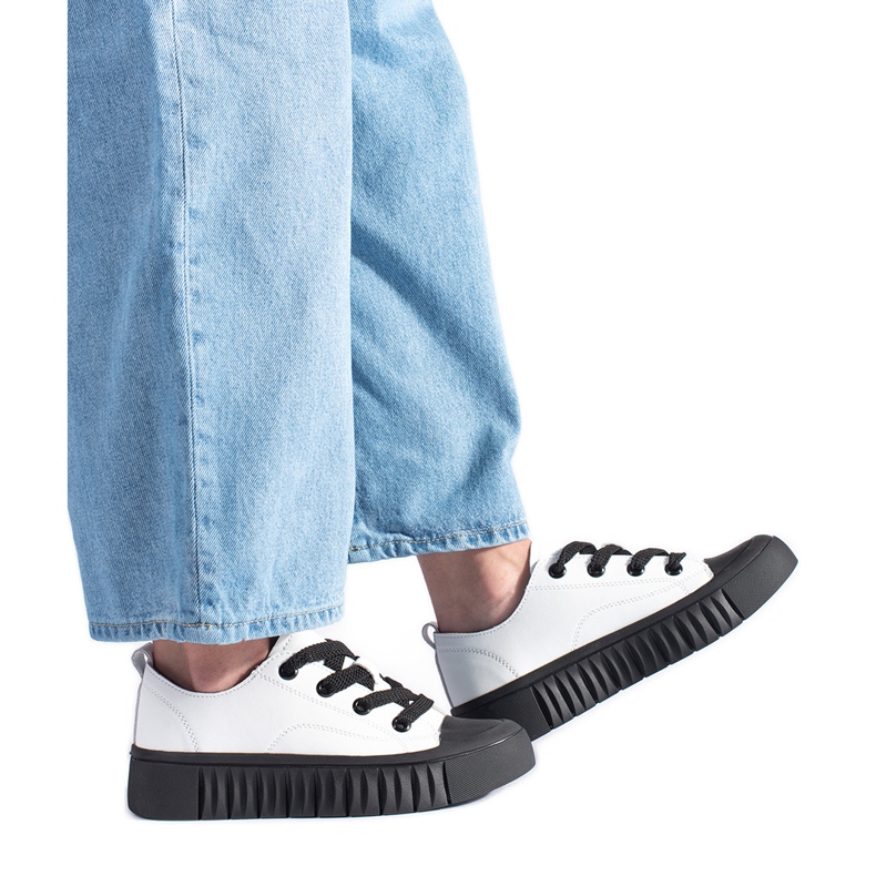 Baskets basses blanches et noires en cuir naturel