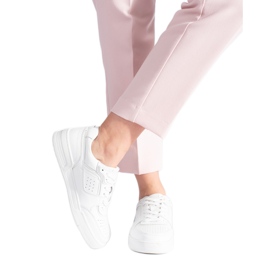 Baskets blanches sur la plateforme