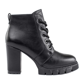 Bottes noires pour femmes sur un talon haut le noir