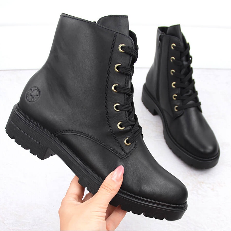 Bottes noires isolées en cuir confortables pour femmes Rieker Z2841-00 le noir