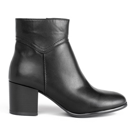 Bottines noires sur le post Sergio Leone le noir