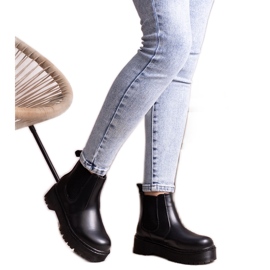 Les bottines plateforme noires de Lessay