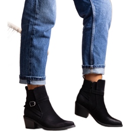 Les bottines noires à talons hauts de Mihaela