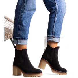 Bottines noires sur un talon haut Nurea saisissant le noir