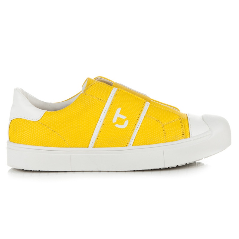 Betler baskets serpent sur la plate-forme jaune