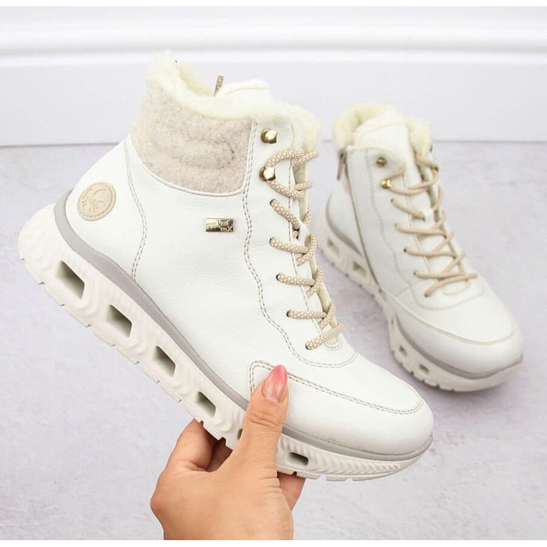 Bottes de sport isolées Rieker W RKR720 blanc blanche