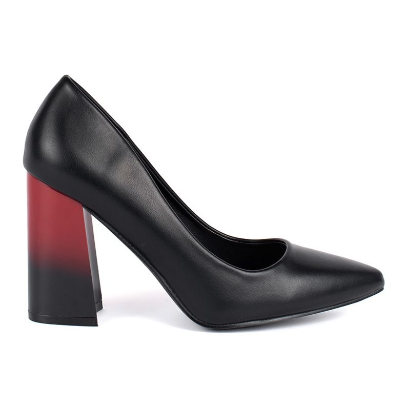 Escarpins noirs pour dames sur le poteau le noir